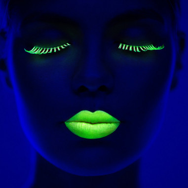 Maquillage fluorescent pour Halloween 2022 : idées géniales pour briller  dans le noir comme une star !